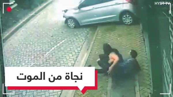 بالفيديو.. شاب ينقذ فتاة من الموت في آخر لحظة!