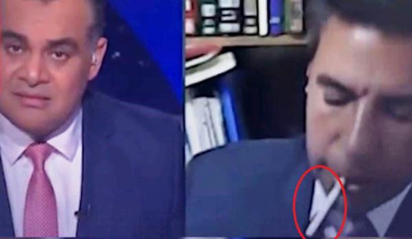 ضيف برنامج مباشر يفاجئ المذيع بإخراج سيجارة للتدخين وهكذا انتهى اللقاء (فيديو)