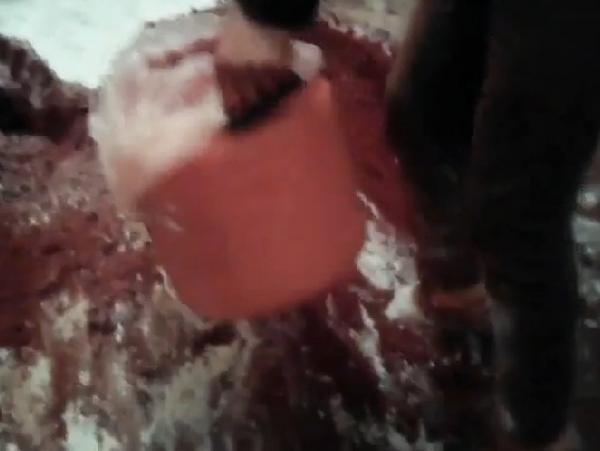 خطير بالفيديو...بعد فاضح الزفت..فاضح التحميرة المغشوشة من داخل معمل سري يفضح خلطها بالجبص وبصباغة مسمومة