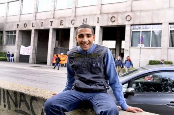 بعد حصوله على الاجازة بائع متجول مغربي بايطاليا يستعد لمناقشة رسالة الماجستير في الهندسة