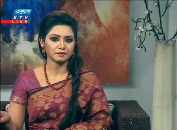 بالفيديو: هروب ضيفة برنامج تلفزيوني لحظة وقوع زلزال نيبال