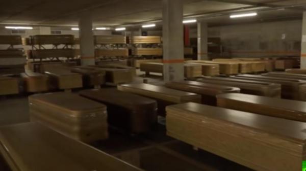 بالفيديو : تحويل موقف سيارات في برشلونة إلى مقبرة بعد زيادة وفيات كورونا