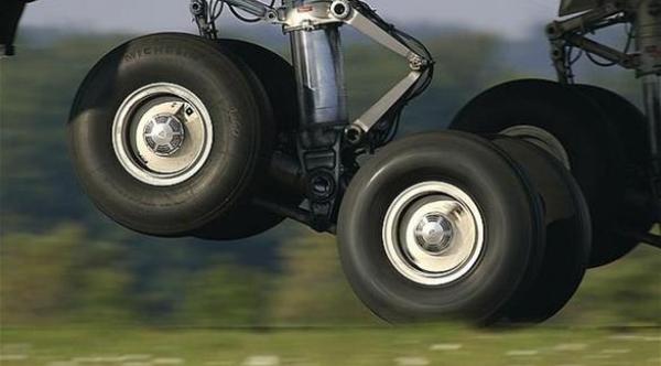 لم يملك ثمن تذكرة فسافر في تجويف عجلات طائرة