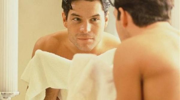 الرجل أكثر إدماناً على النظر لنفسه في المرآة