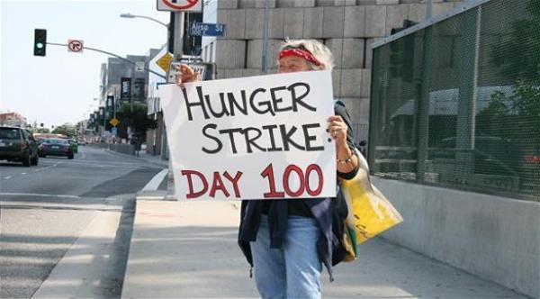 أغرب 8 قصص للإضراب عن الطعام في العالم