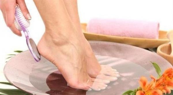 البابونج والبطاطس لإزالة الجلد المتقرن