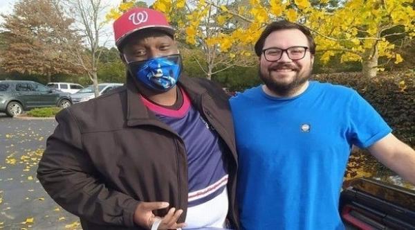 يهدي صديقه في اللعب جهاز بلاي ستشين 5 حتى يتمكنا من اللعب سوياً