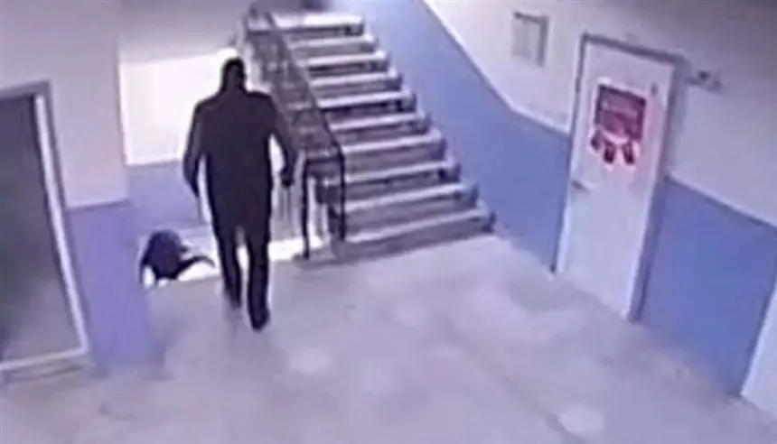 فيديو صادم.. مدير مدرسة يدفع طالباً من ذوي التوحّد من أعلى الدرج