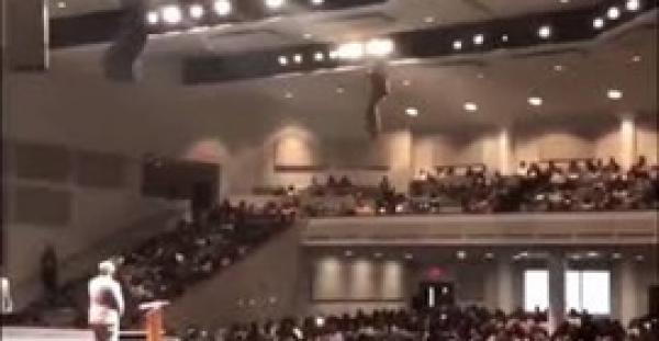 قس يطير خلال خطبته بالكنيسة يُشعل مواقع التواصل (فيديو)