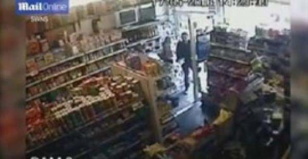 بالفيديو.. رجل شجاع يجبر لصا على الفرار