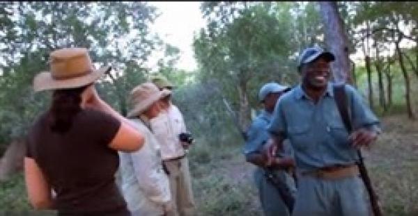 بالفيديو..وحيد القرن يطارد مجموعة من السياح في جنوب أفريقيا