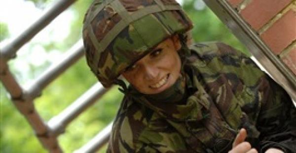 ملكة جمال إنجلترا تنسحب من الجيش بعد معاناة مع التحرش الجنسي