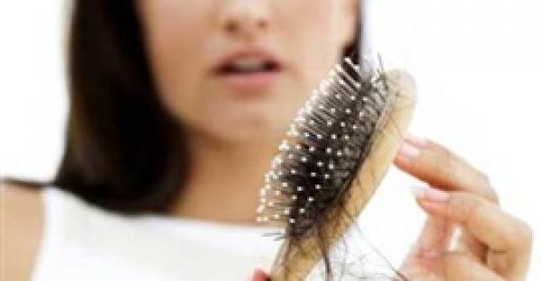 اكتشفي أسباب تساقط شعرك بغزارة وطرق العلاج