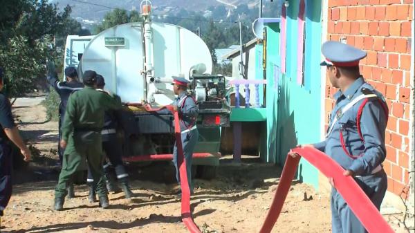 توزيع إعانات مالية على أصحاب المنازل المتضررة