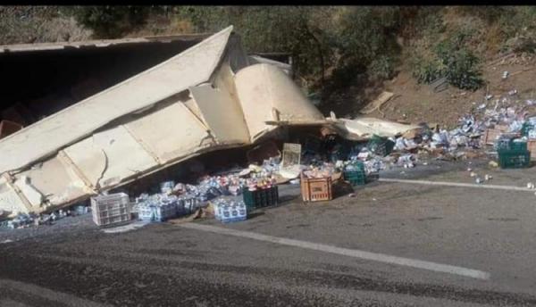 انقلاب شاحنة لنقل الحليب بين تطوان والحسيمة (صور)