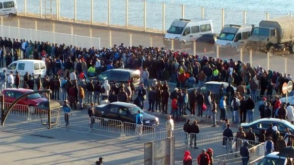 معبر باب سبتة في مهب الريح والسلطات الإسبانية تستنجد بالمغرب لإنقاذ الموقف قبل وقوع الكارثة