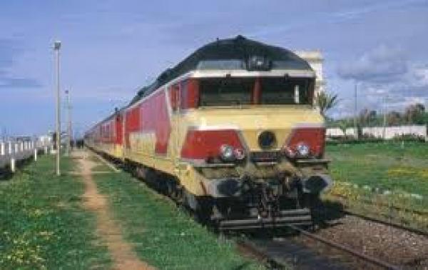 مسافرون يمضون اكثر من ساعتين في الخلاء بعد عطب مفاجئ في القطار