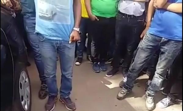 طلبة بجامعة فاس يحاصرون سيارة تابعة للدولة استغلها موظف جماعي لإيصال ابنته