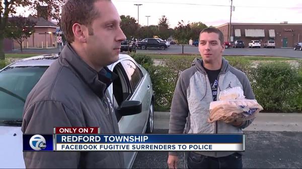 بالفيديو: متهم يسلم نفسه للشرطة مقابل 1000 مشاركة على فيس بوك