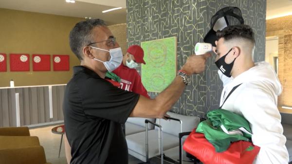 بالفيديو: وصول لاعبي المنتخب الوطني إلى مركب محمد السادس