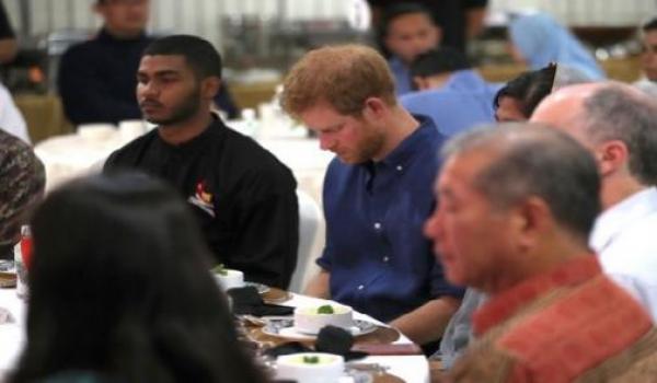 ما السر وراء إفطار الأمير هاري مع الصائمين في سنغافورة!!