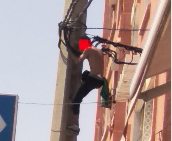 عاجل..شاب يحاول الانتحار من أعلى عمود كهربائي أمام المستشفى وهذا هو السبب
