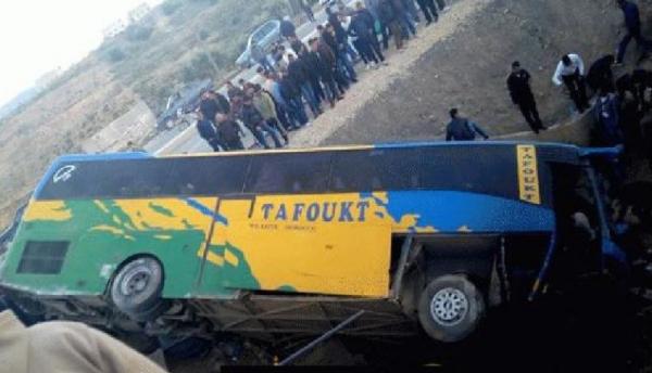 ملاسنات بين سائق حافلة للمسافرين ومرافقه..والنتيجة كارثية(صور)