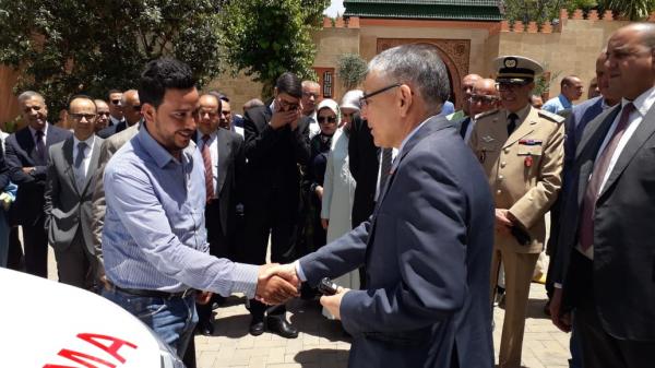 والي جهة بني ملال خنيفرة يسلم مجموعة من سيارات النقل المدرسي والصحي والسياحي في اطار المبادرة الوطنية للتنمية البشرية