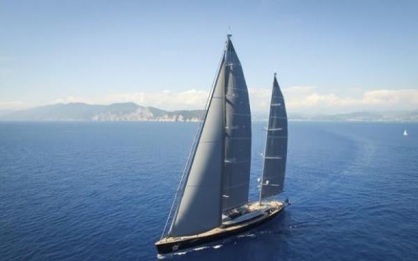 بالفيديو...اليخت الشراعي الخاص بالملك "محمد السادس" يمر قبالة سواحل سبتة المحتلة