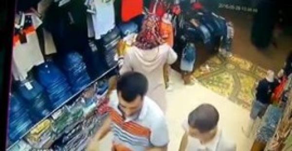 بالفيديو.. فتاة تسرق حقيبة داخل محل ملابس في طنجة