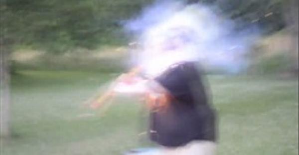 بالفيديو والصور.. رجل يفجر لعبة نارية في وجهه