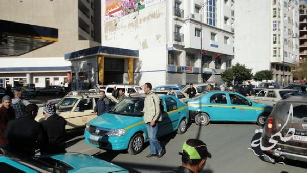 بالصور : طاكسي "غريب " يجوب شوارع مدينة طنجة