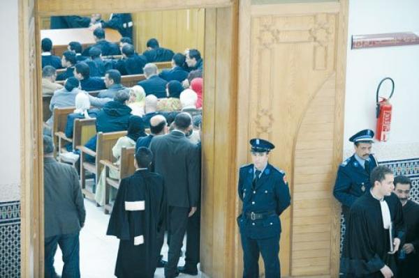 متابعة قائد ومحافظ ومقاول بالسطو على عقارات 