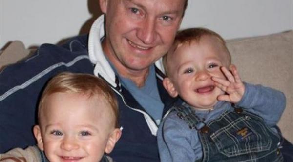  التوأم مع والدهم قبل الجريمة البشعة (دايلي ميل) 