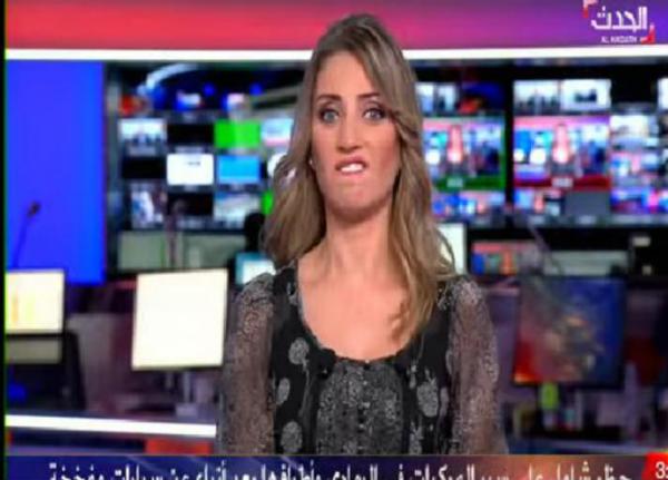 بالفيديو : مذيعة «العربية الحدث» تعض على شفتيها وتخرج عن النص