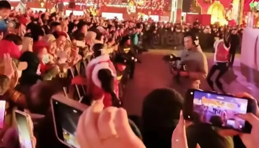 فيديو.. روبوت يهاجم امرأة في الصين ويثير الذعر بالمهرجان