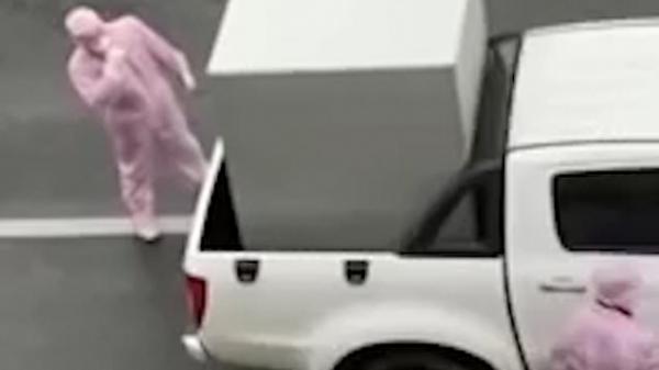 الصين تضع مصابي كورونا داخل صناديق معدنية وتنقلهم لمعسكرات حجر صحي