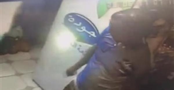 بالفيديو.. لحظة سرقة لص متجر أمام الزبائن في مدينة فاس