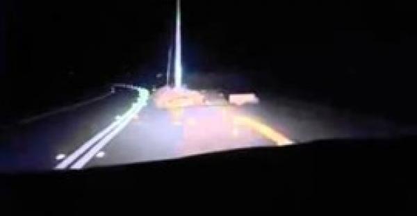 بالفيديو.. سعودي يصور «مفاجأة مرعبة» على طريق سريع ليلا