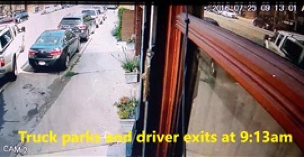 بالفيديو.. لصوص ينقذون كلبا خلال سرقة لاب توب من سيارة