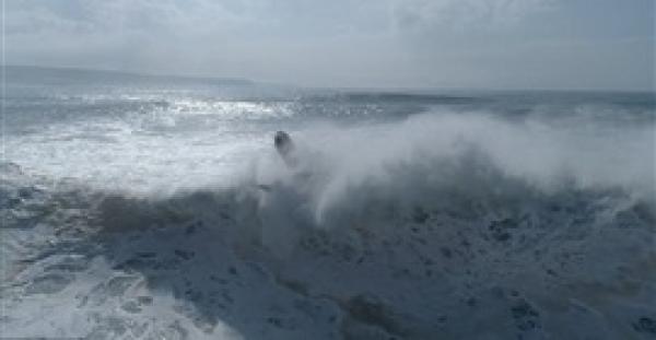 فيديو مذهل لراكبي امواج يتمتعون بركوب امواج ضخمة