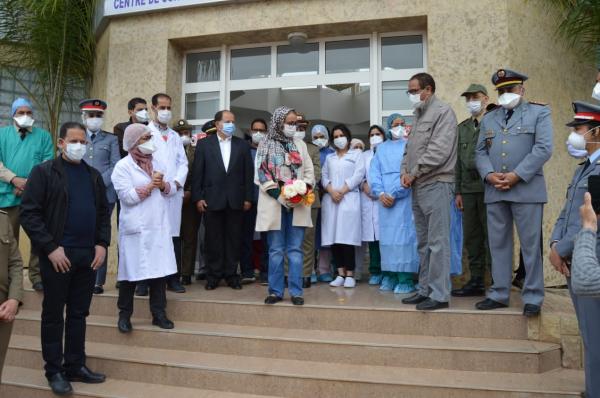 صيدلانية تتماثل للشفاء من كورونا وتغادر المستشفى تحت تصفيقات العاملين بالصحة (فيديو)