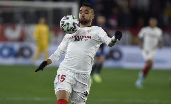 ما الذي يحدث مع النصيري؟.. أهدر فرصتين سانحتين أمام إلتشي ومدرب إشبيلية يخرجه بين الشوطين