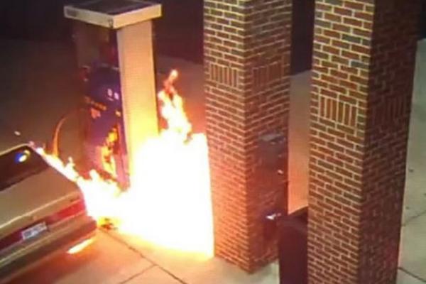 بالفيديو: يحرق محطة وقود بسبب "عنكبوت"