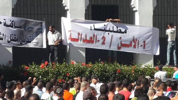 جنازة عمر الغشام بطنجة تتحول إلى أكبر مسيرة ضد «الانفلات» الأمني ومتظاهرون من حي المصلى يرافقون الجنازة بلافتات عريضة