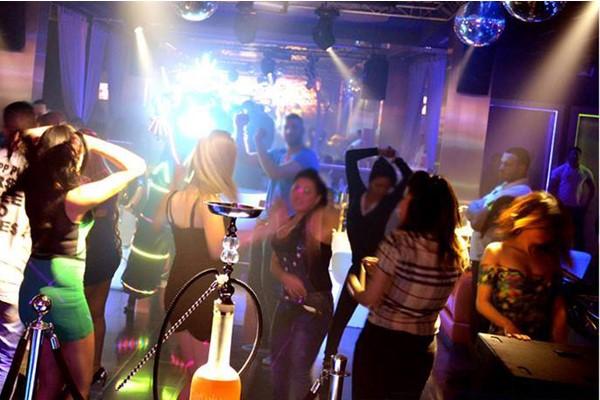 انتشار مخيف للشيشة بين فتيات أكادير وأرباب المقاهي والملاهي يجنون الملايين