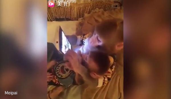 بالفيديو: قردة تُعلّم صغيرها طريقة استعمال "التابليت"