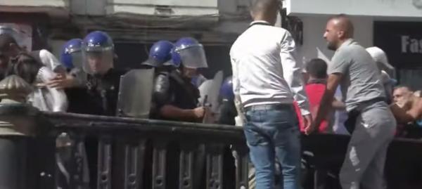 متظاهرون في الجزائر يطالبون البرلمان بعدم تبني قانون المحروقات الجديد