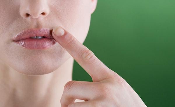 لهذا تتشقق شفاهك سيدتي