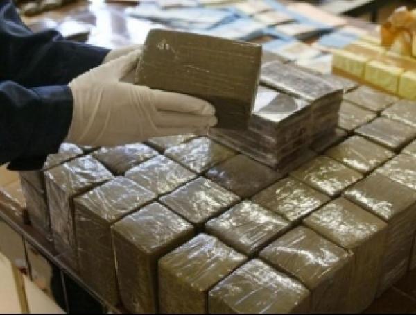 شاطئ الصخيرات يلفظ مرة أخرى كمية كبيرة من المخدرات .. و الدرك يتدخل في الوقت المناسب